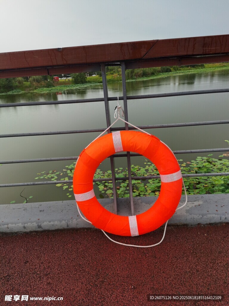 河边护栏上的橙色救生圈