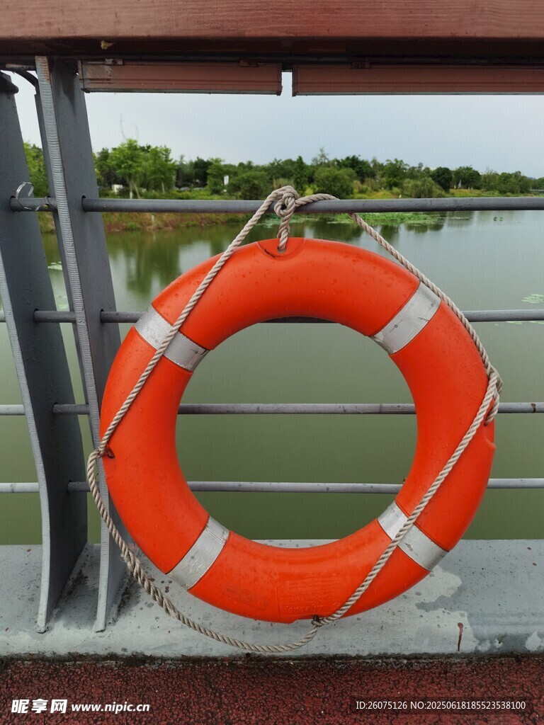 桥上悬挂的橙色救生圈