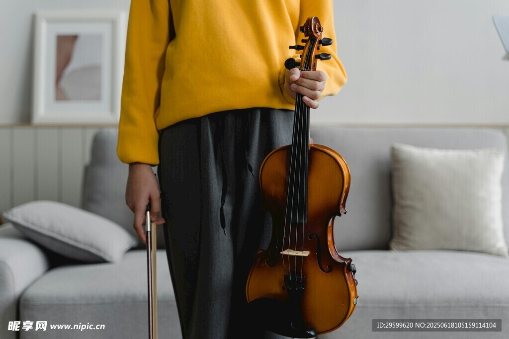 持小提琴者于室内场景