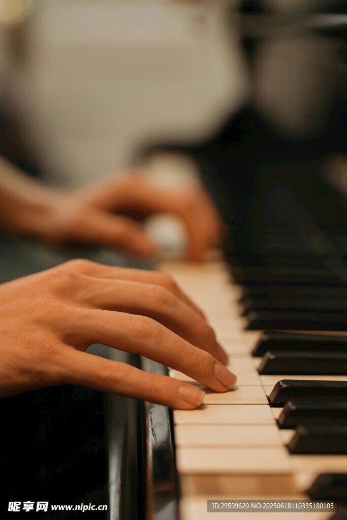 手指在钢琴键上的灵动瞬间