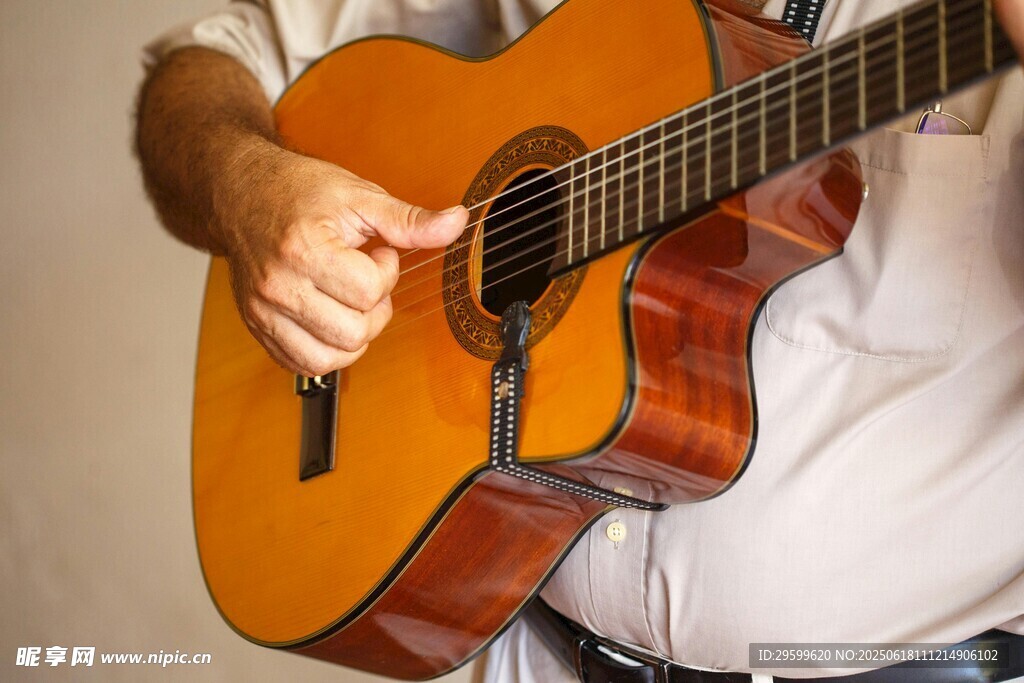 弹奏古典吉他的手部特写