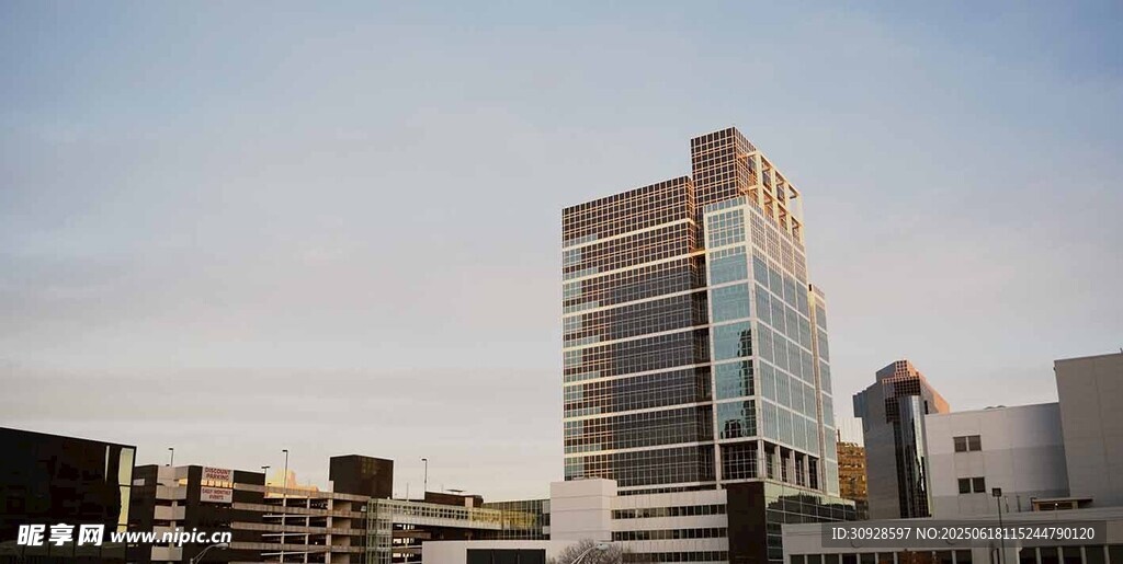 城市中高耸的现代办公大楼