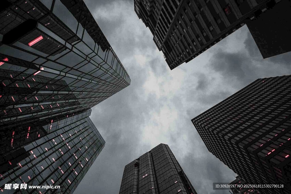 仰视都市摩天大楼景观