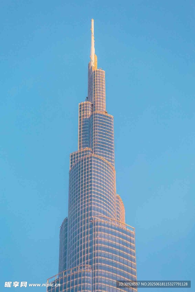 迪拜哈利法塔高耸入云