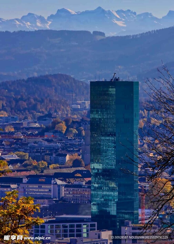 城市高楼与远山景致