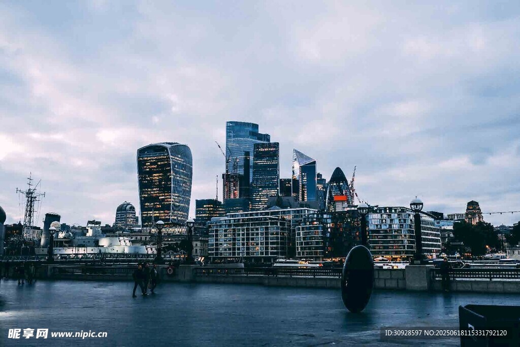 河畔都市天际线景观