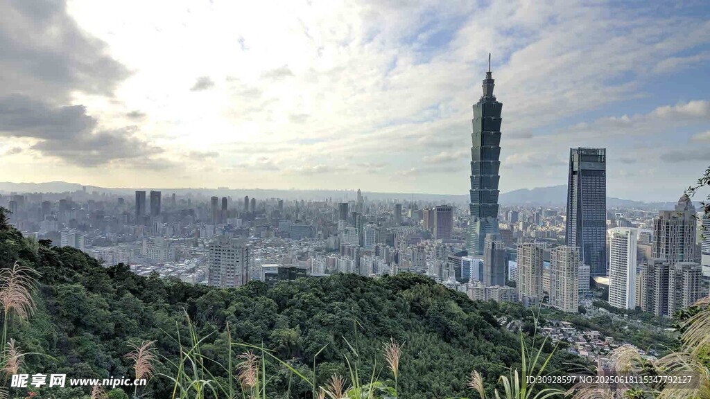 城市中高耸的现代摩天大楼