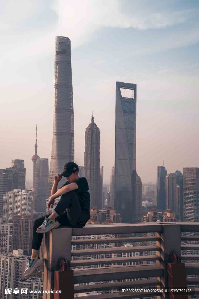 高楼边缘独坐者