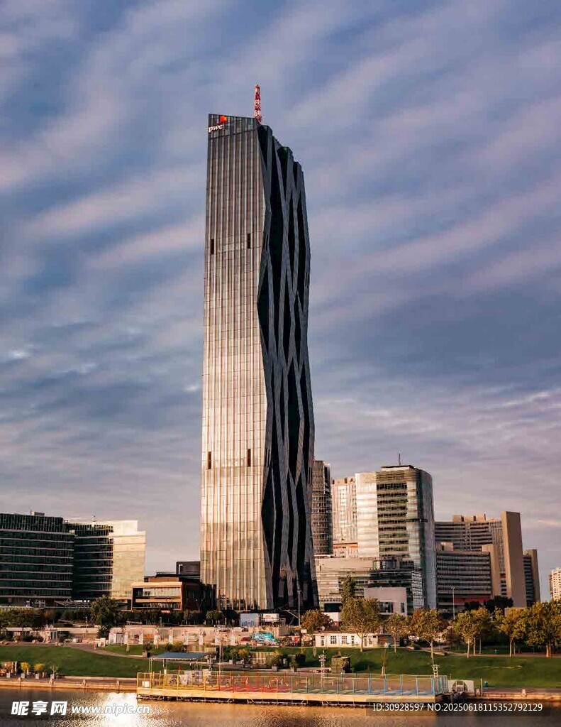 城市中高耸的现代摩天大楼