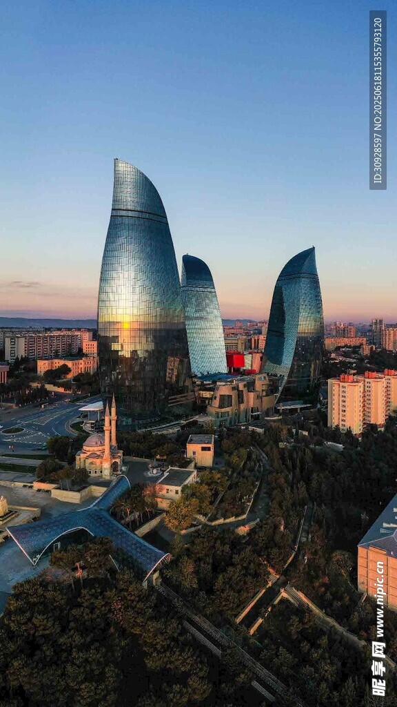 巴库火焰塔城市景观