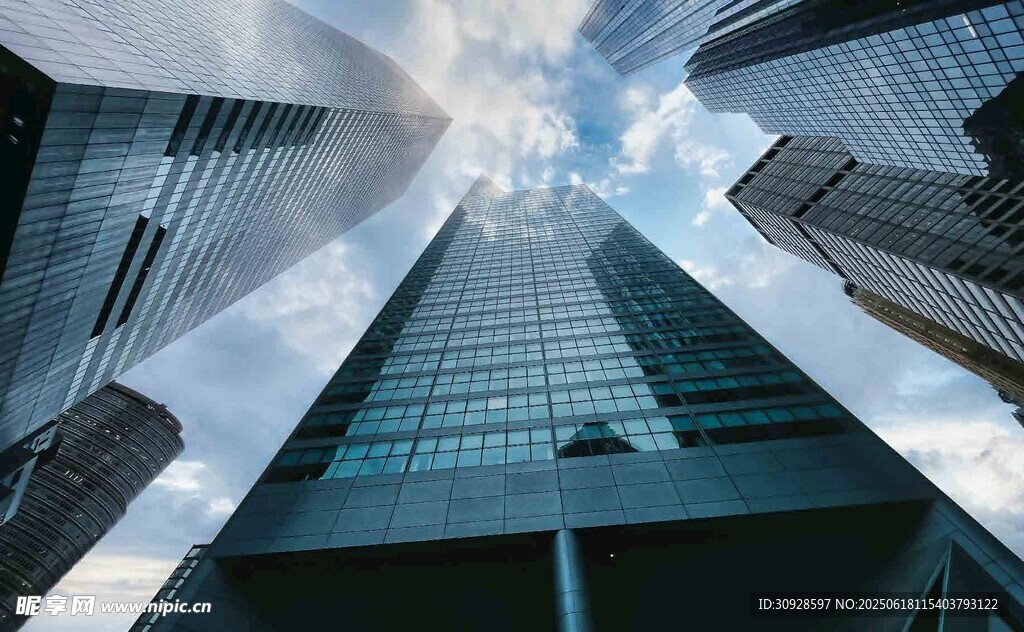 仰视都市摩天大楼景观