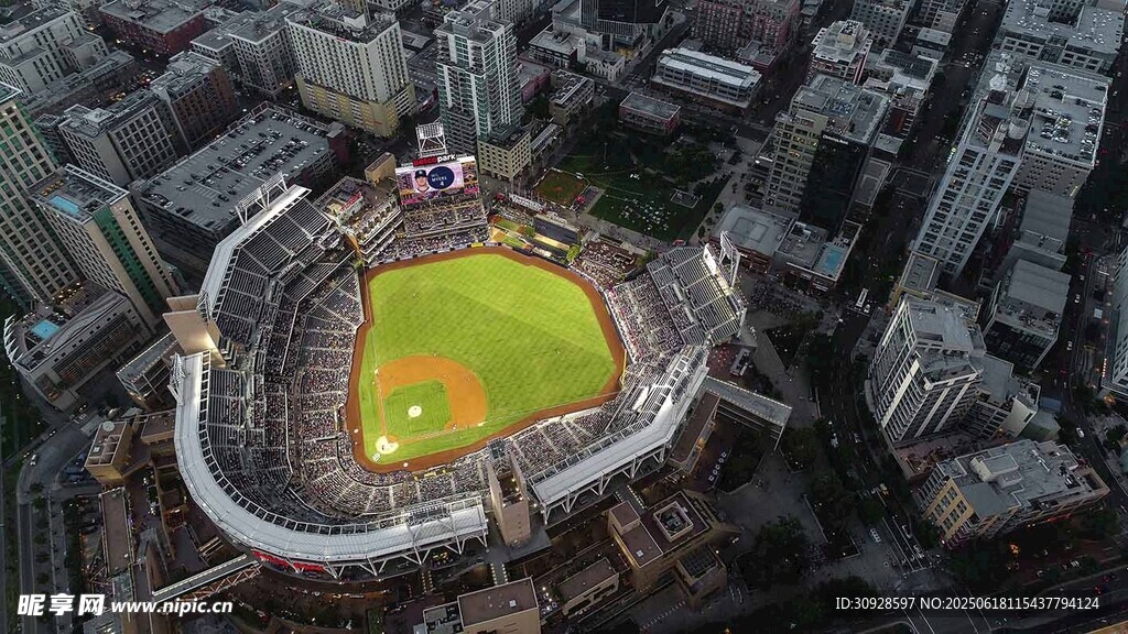 俯瞰城市中的大型体育场