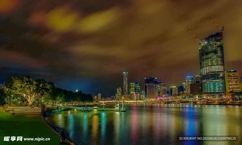 城市璀璨夜景倒映湖面