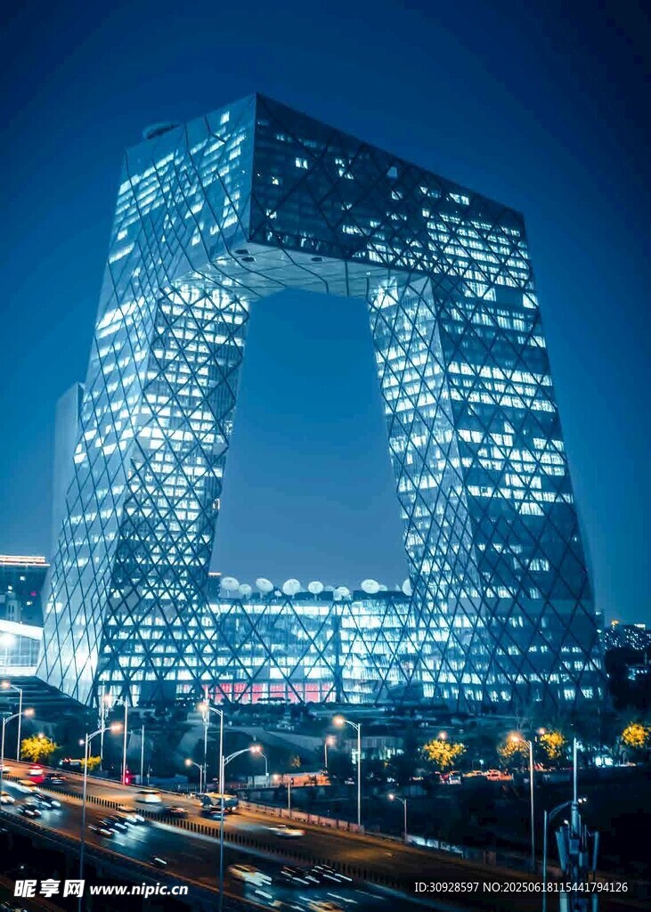 夜幕下的央视大楼