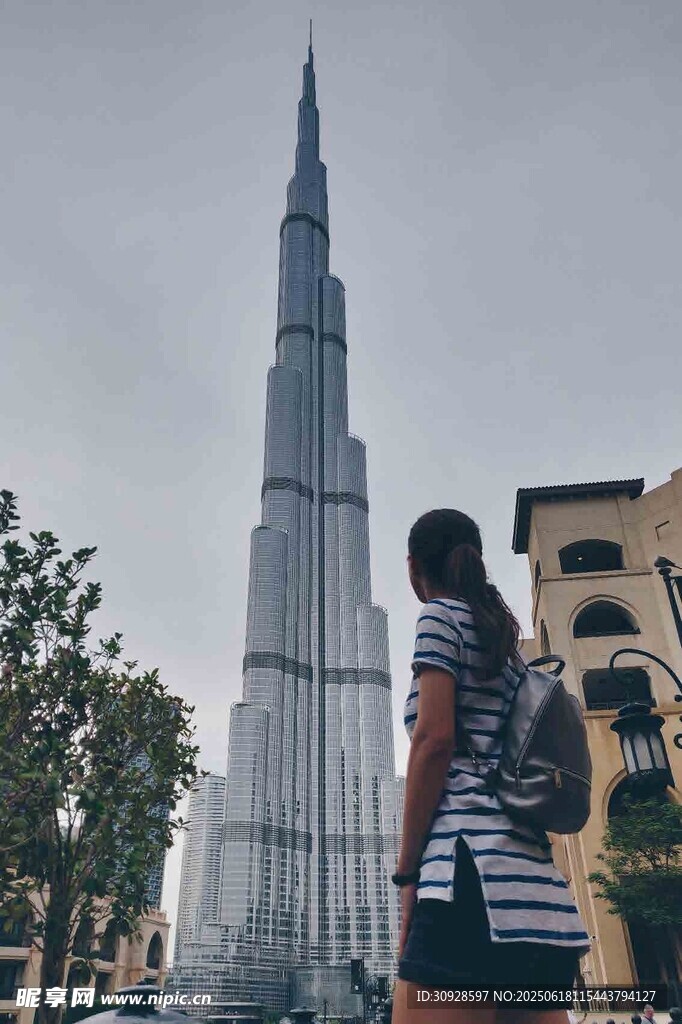 女子驻足仰望迪拜哈利法塔