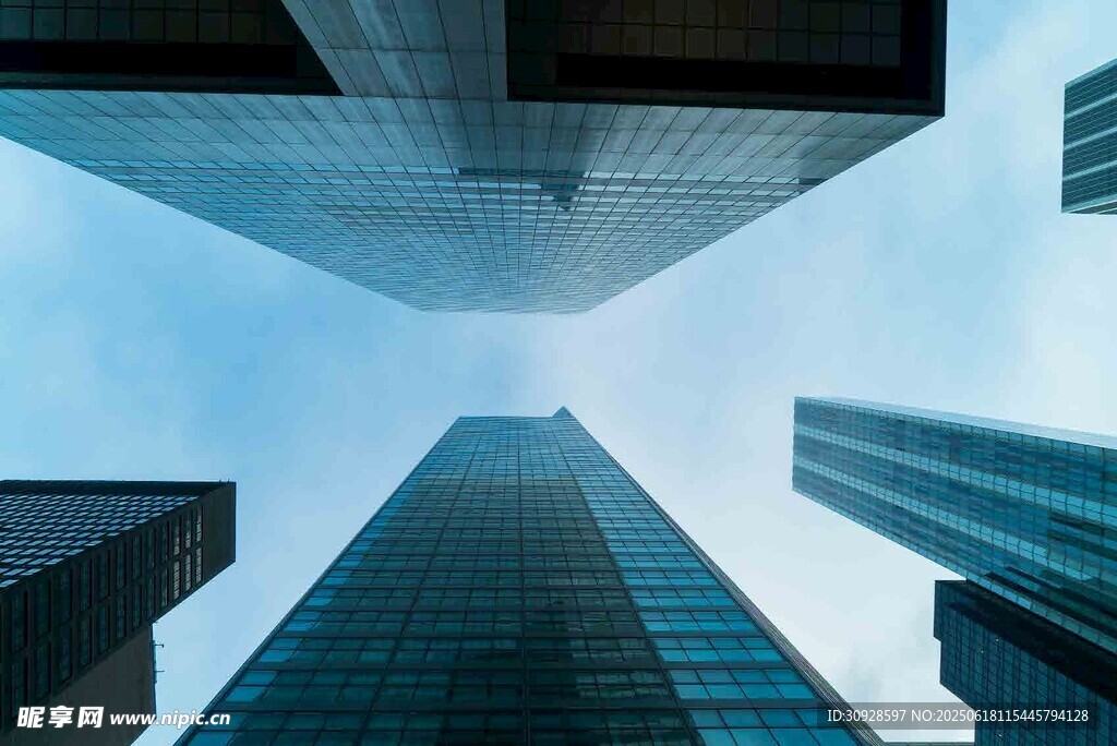 仰视都市摩天大楼景观