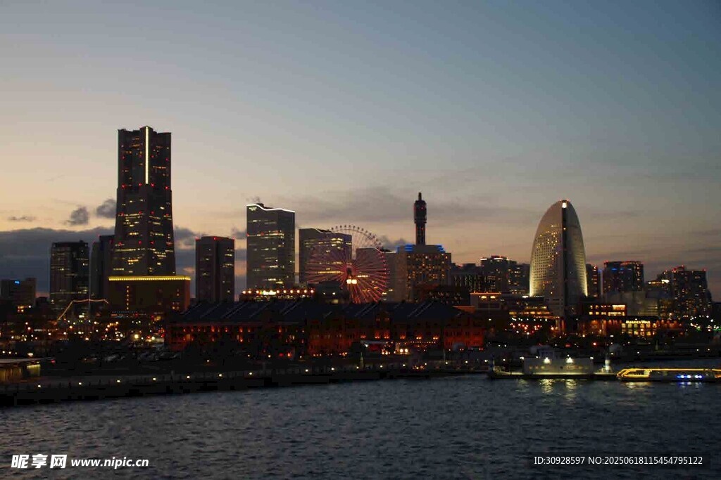 城市河畔璀璨夜景