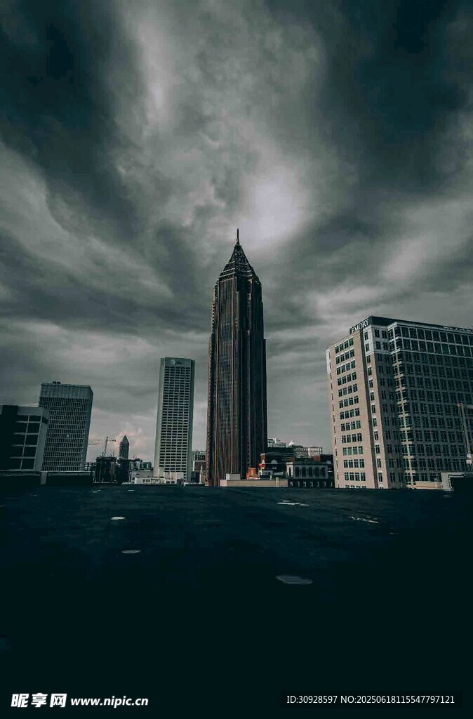 乌云下的城市高楼景观