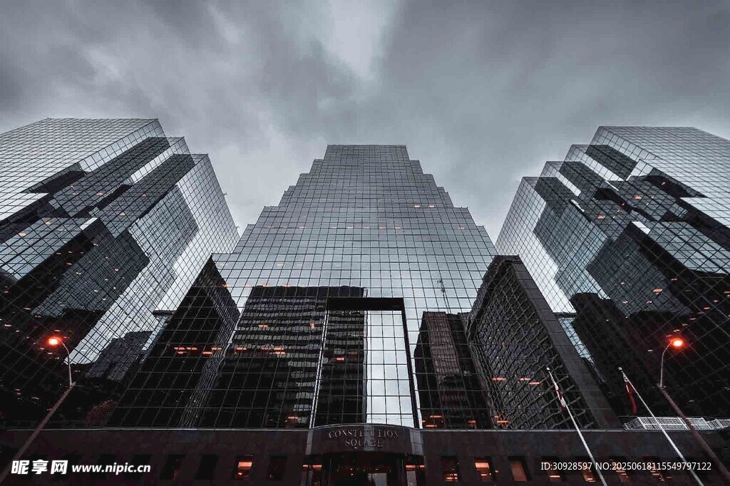 都市高楼云雾中景象