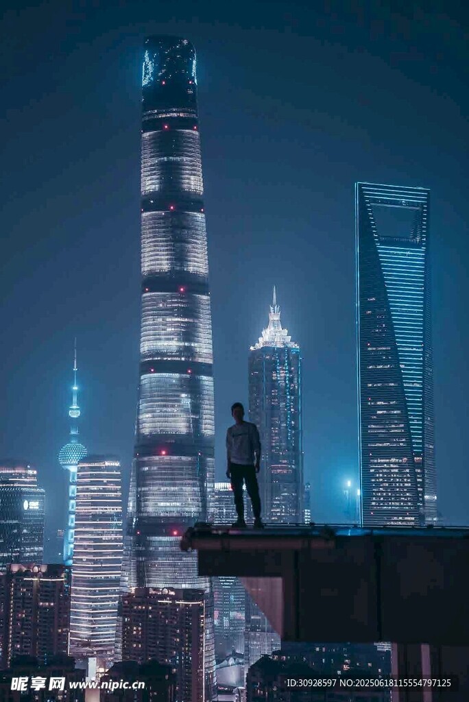 城市夜景下的孤独身影