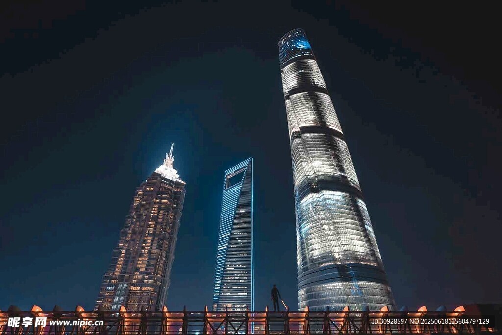 上海夜景中的摩天大楼