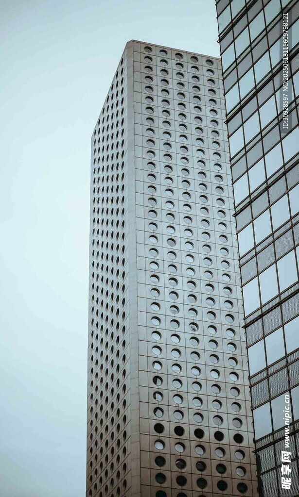 高耸入云的现代摩天大楼