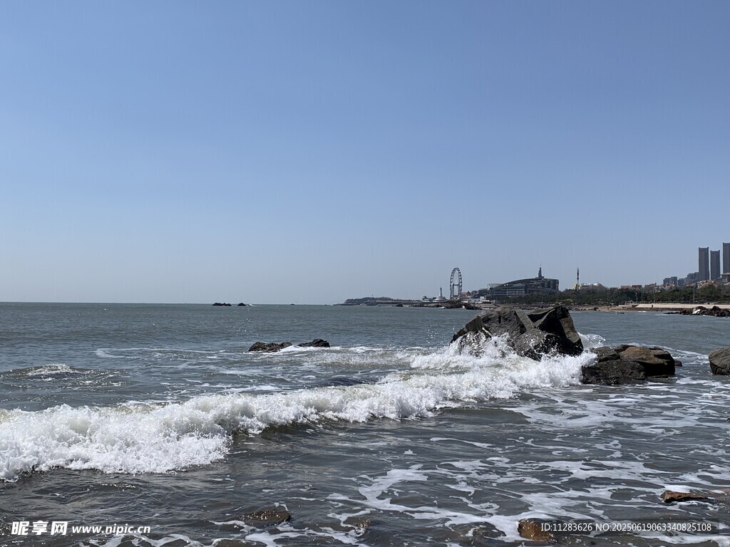 海边浪花拍打礁石景象