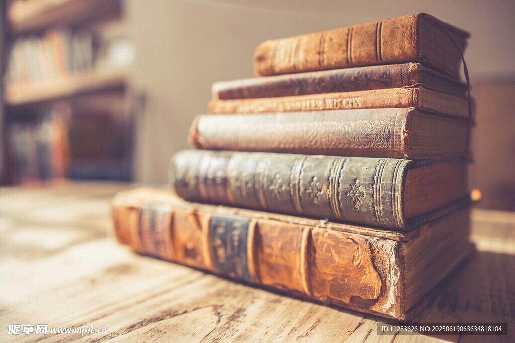 复古书籍堆叠在木质桌面上