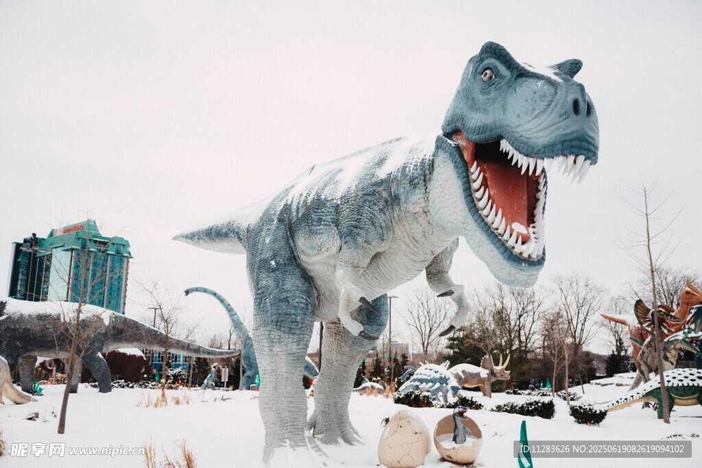 雪地中的巨型恐龙雕塑