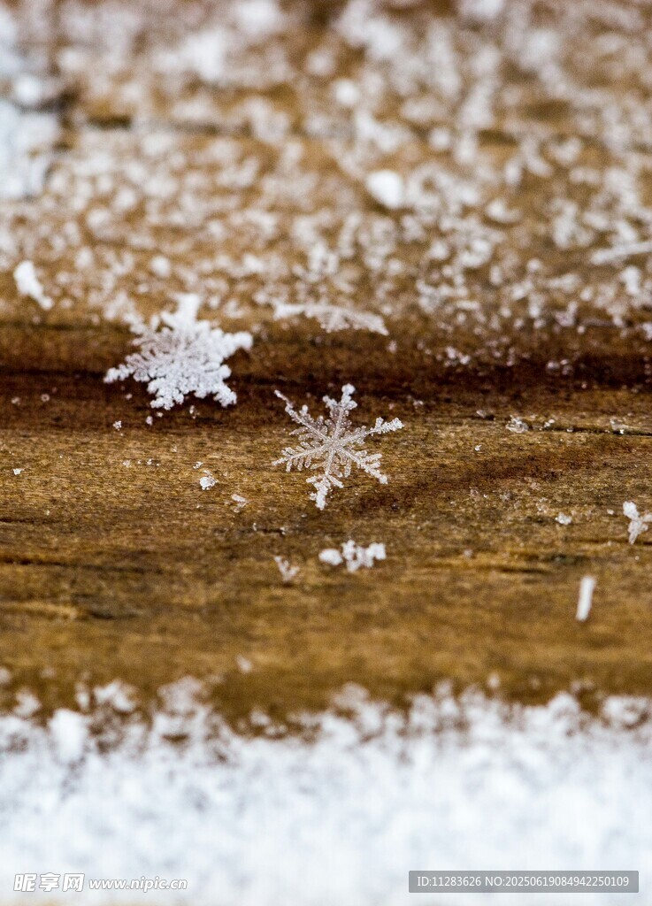 木面上的精致雪花特写