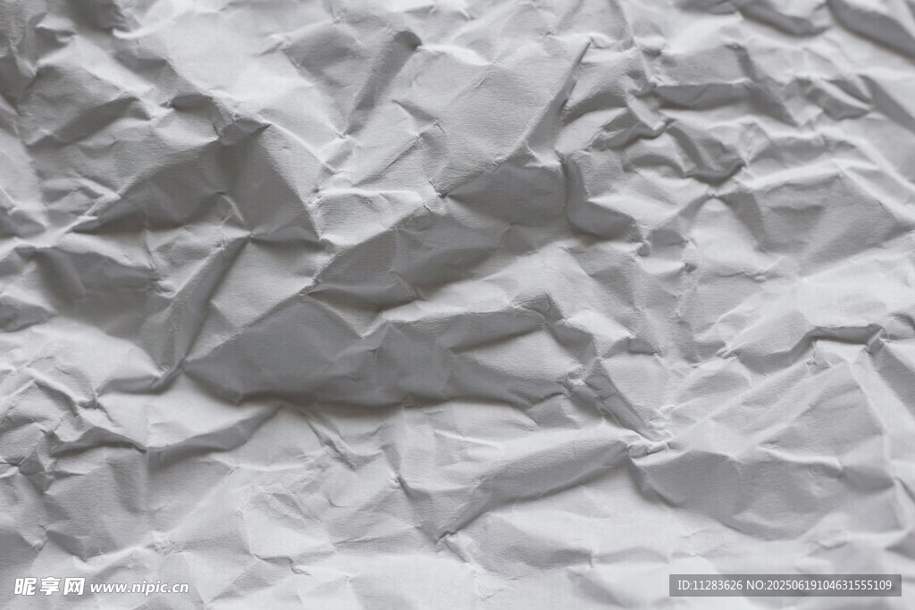 皱巴巴的白色纸张