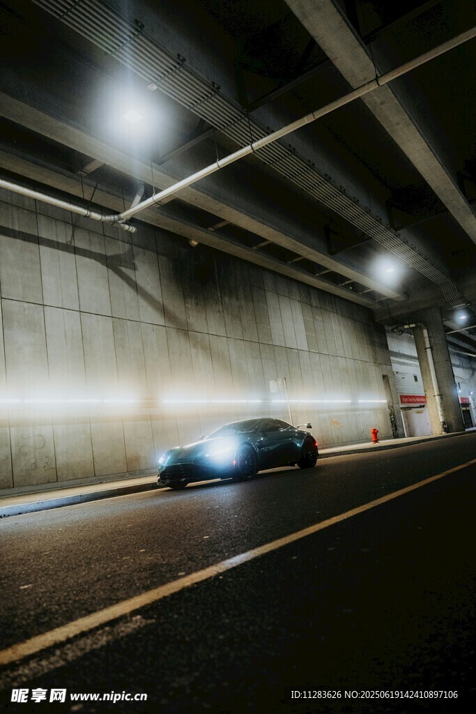 夜间隧道中疾驰的汽车