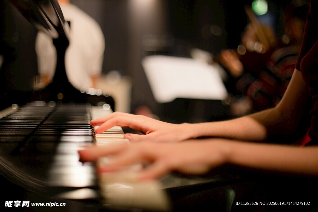 弹奏钢琴的优雅手部特写