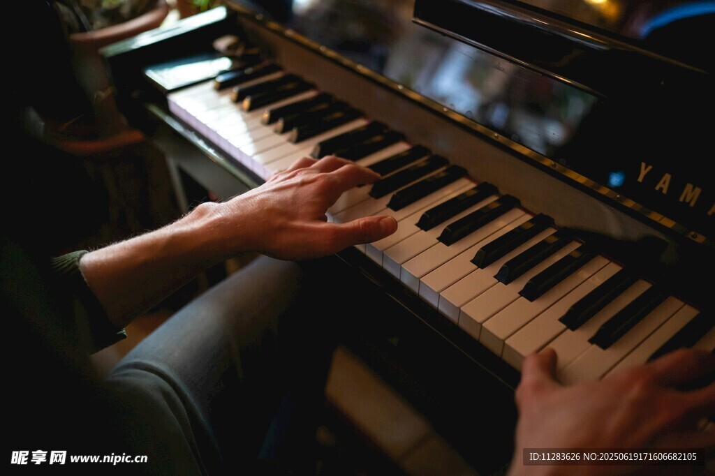 双手弹奏钢琴的美妙瞬间