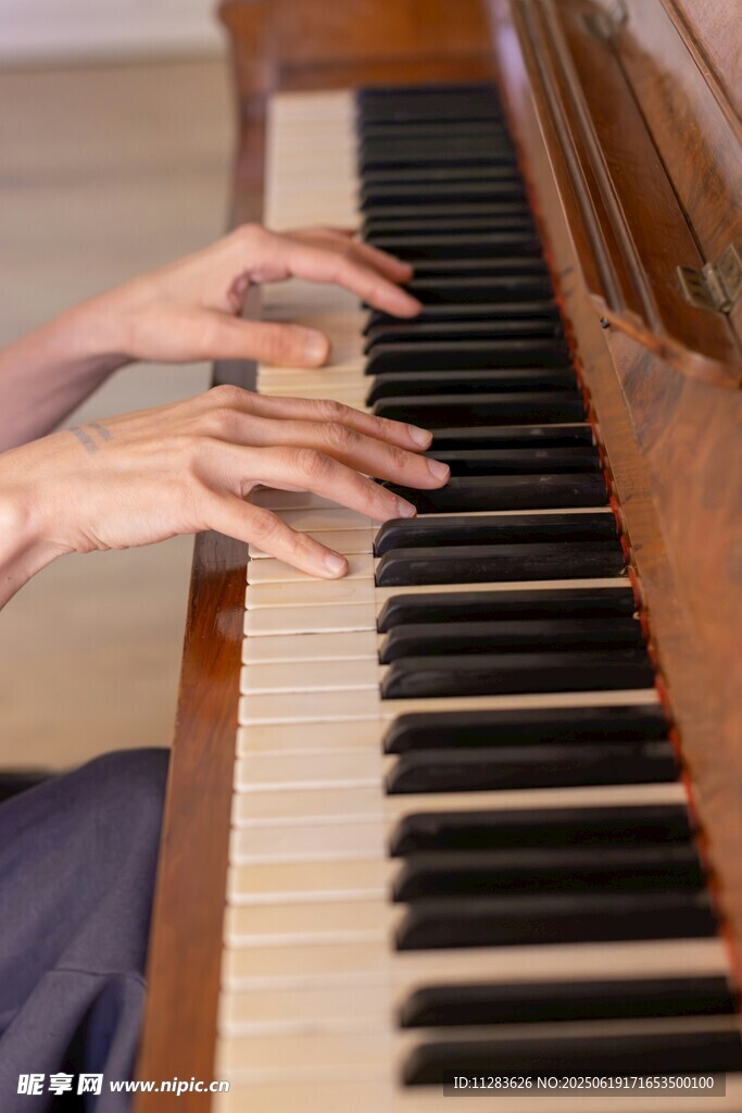 双手弹奏钢琴的优雅瞬间