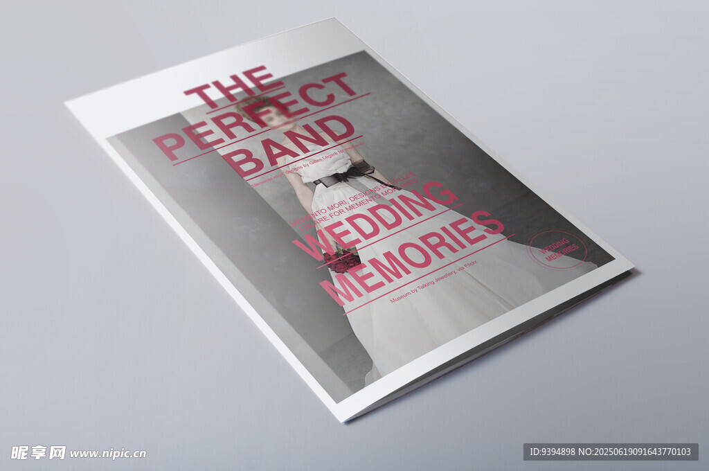 时尚品牌杂志封面展示样机素材