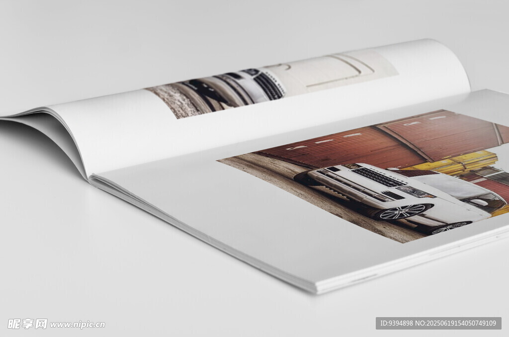 翻开的画册内页设计样机素材