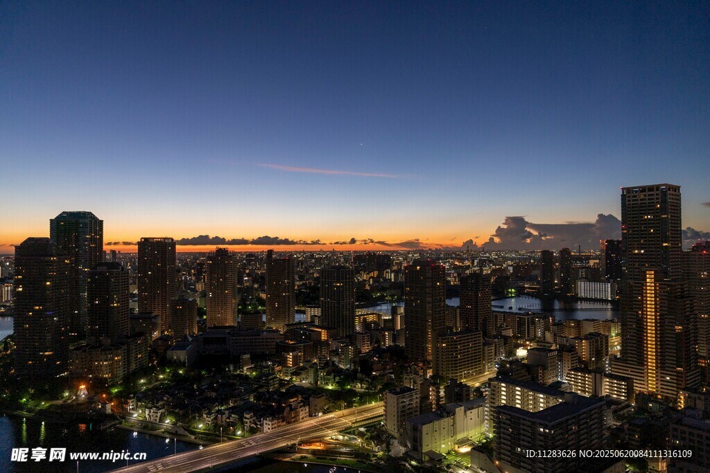 城市黄昏天际线夜景风光