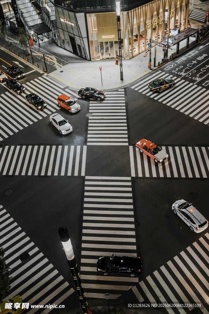 城市街道斑马线与行驶车辆
