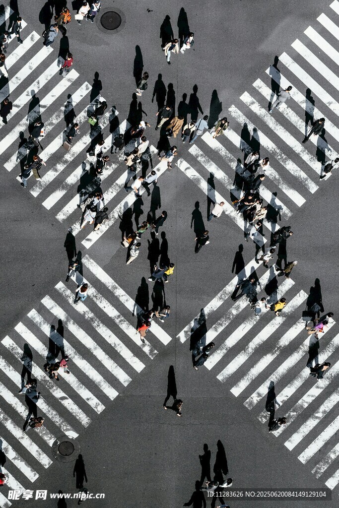 繁忙路口的行人过街景象