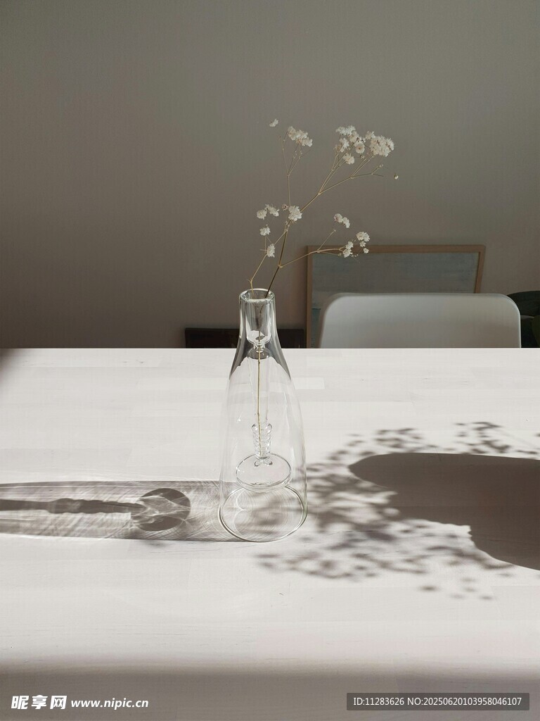 桌上透明花瓶与光影景象