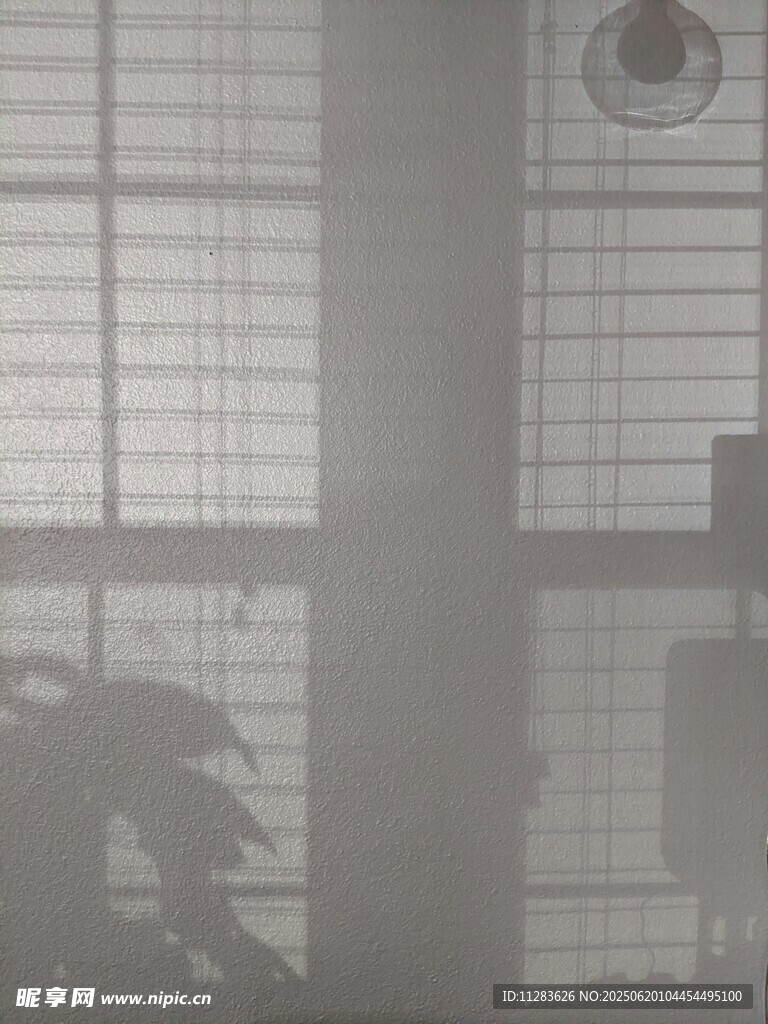 朦胧窗景下的静谧氛围