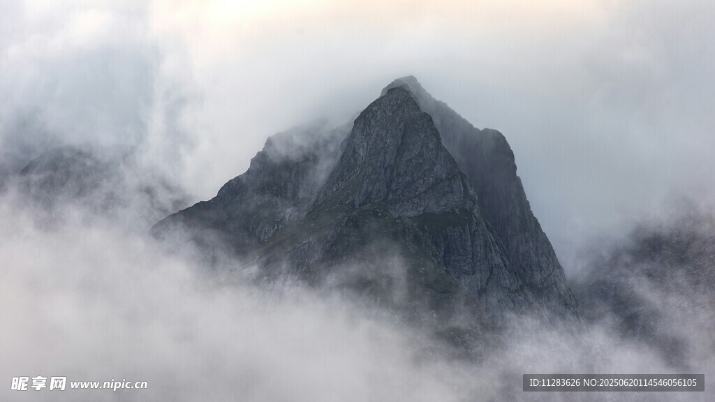 云雾缭绕中的巍峨山峰