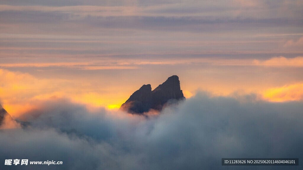 云海之上的壮丽山峰