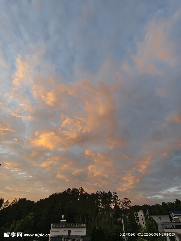 夕阳下的绚烂云彩