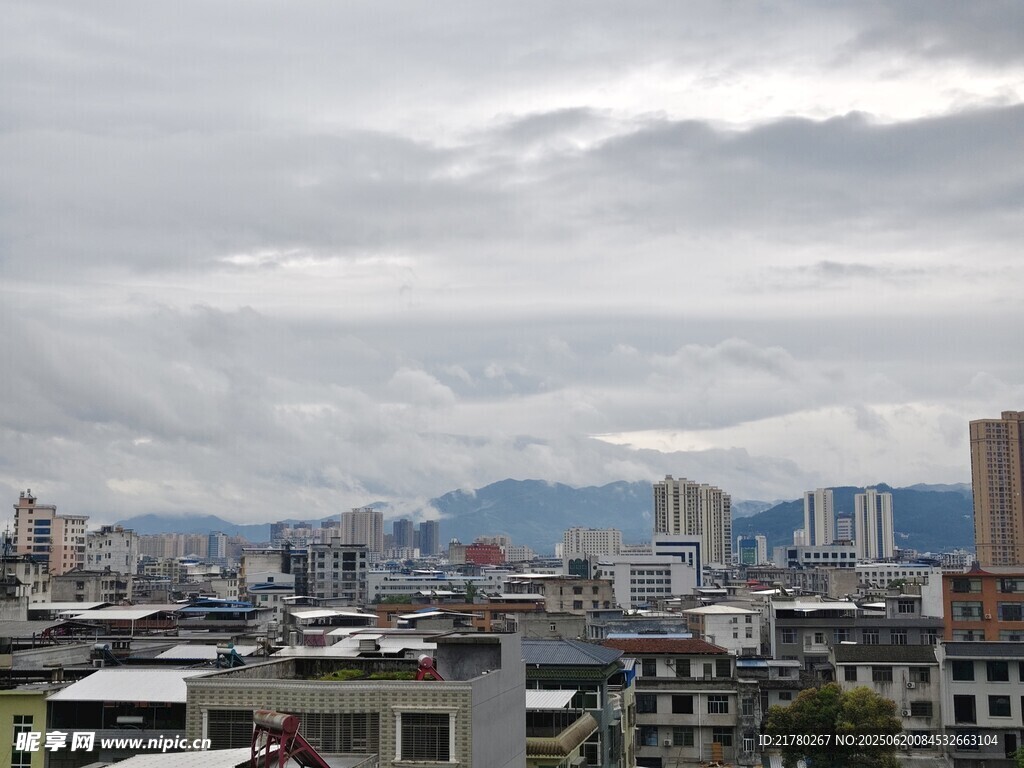 城市天际线与低矮建筑景观