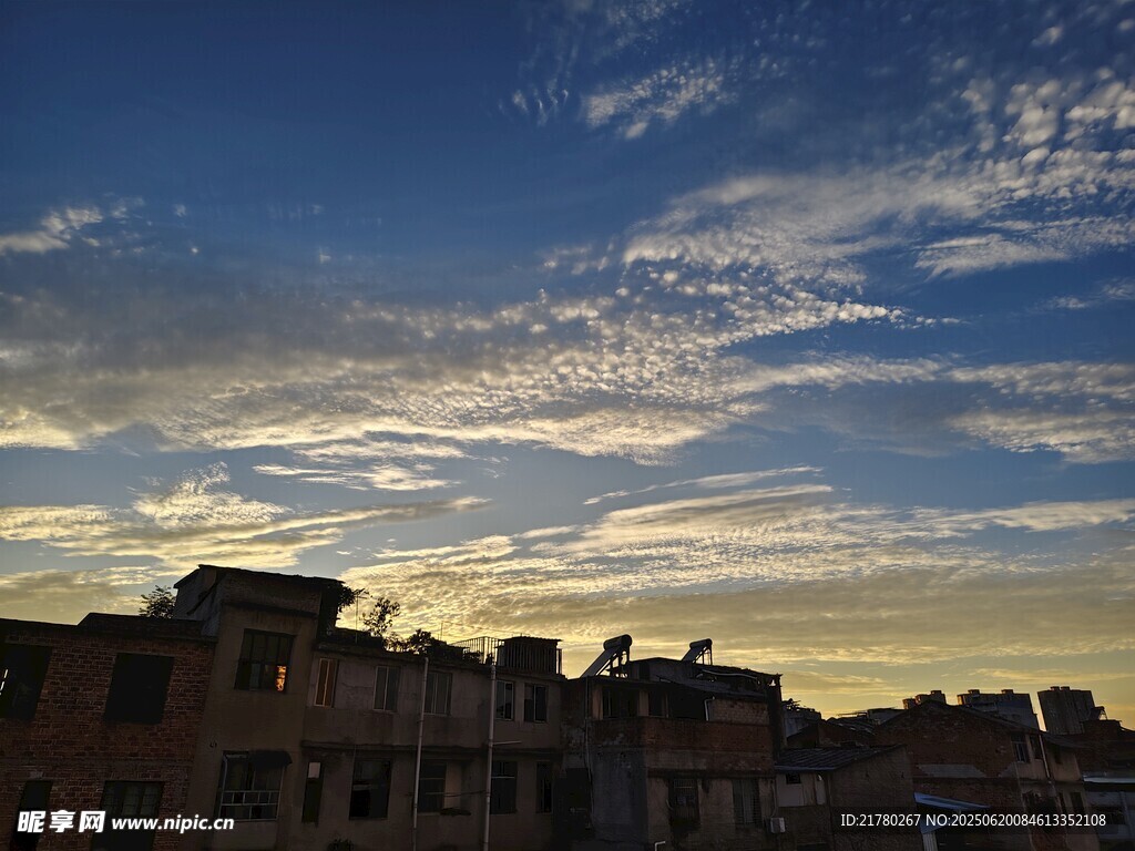 夕阳下的古老建筑与天空