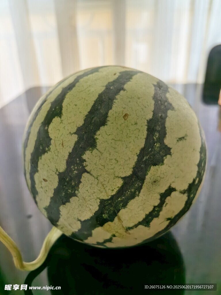 桌上的条纹西瓜