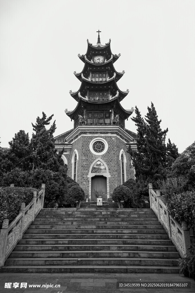 古朴宝塔立于石阶之上