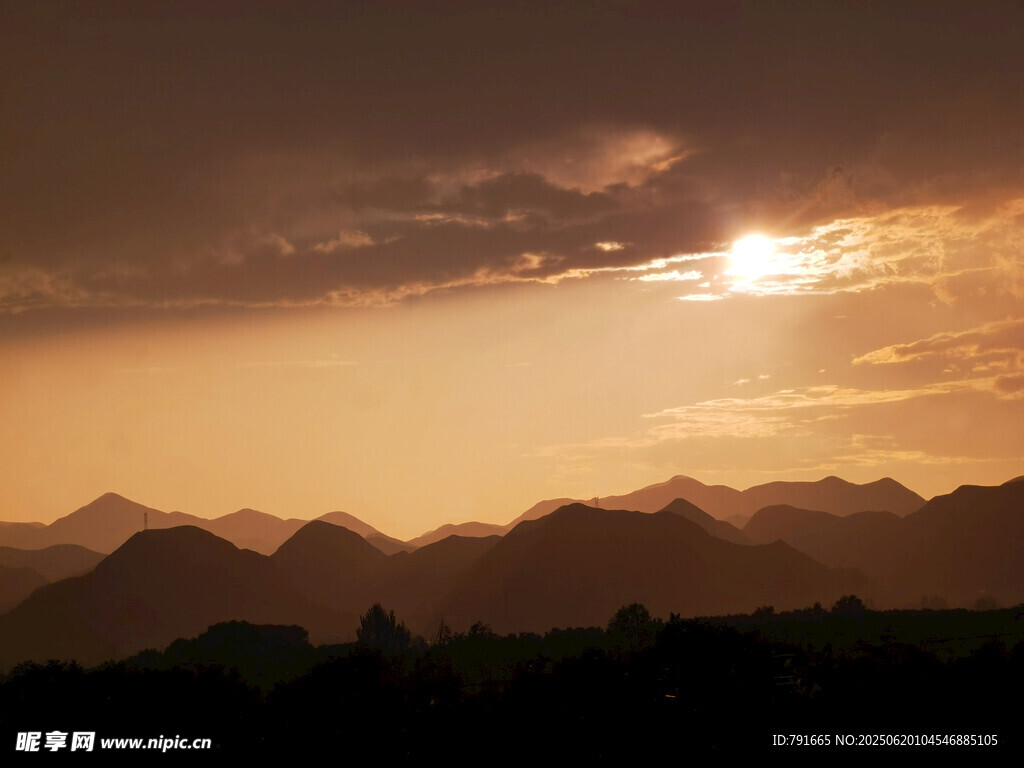 夕阳下连绵起伏的山峦